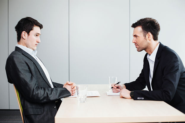 entretien d'embauche d'un jeune diplômé avec un recruteur